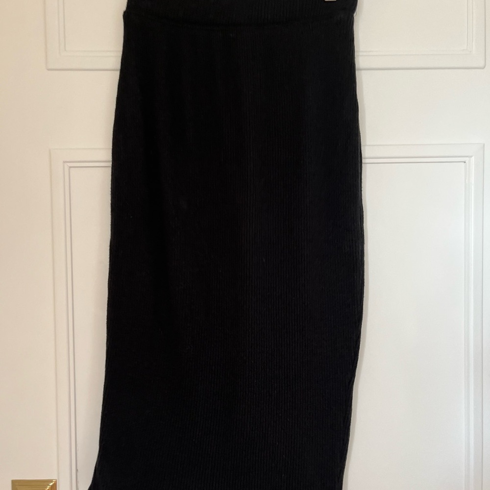 Soft Knit Ribbed Black Midi Skirt